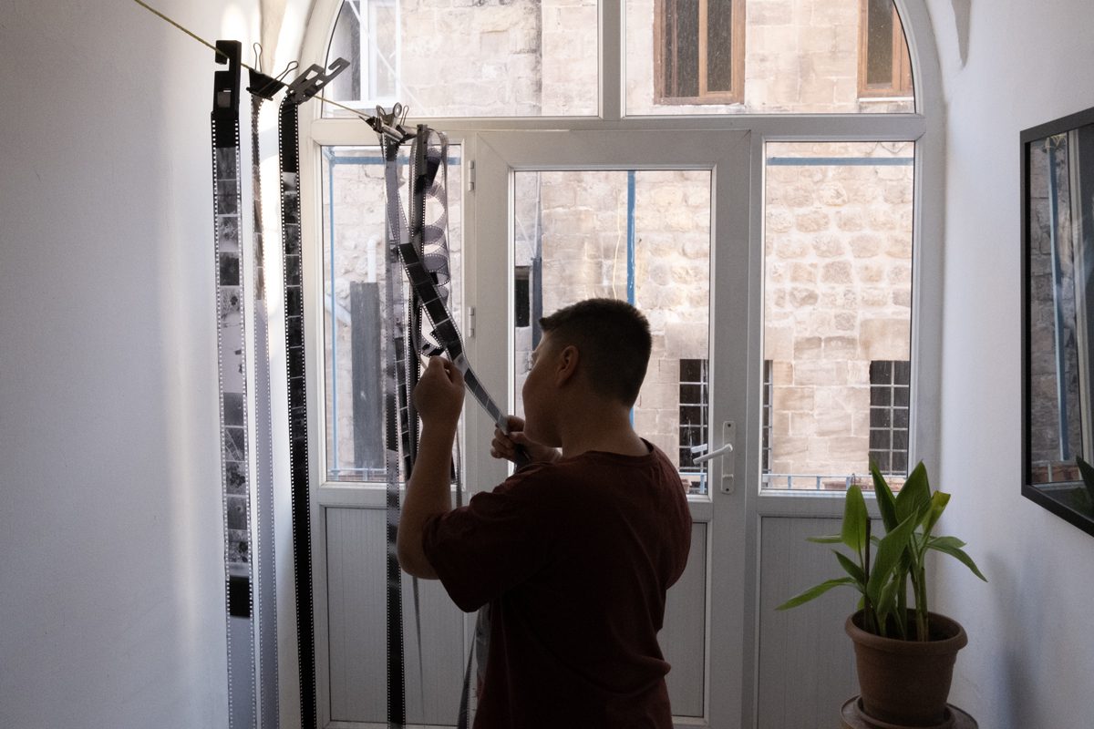 Students learning at Fotohane Darkroom