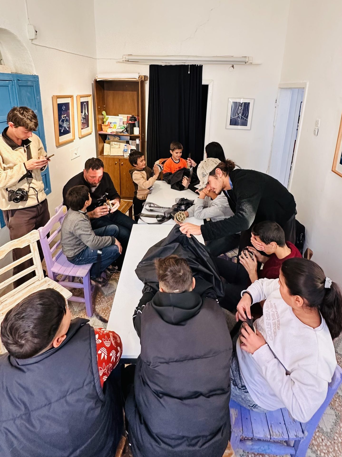 Children learning film developing ar Fotohane darkroom