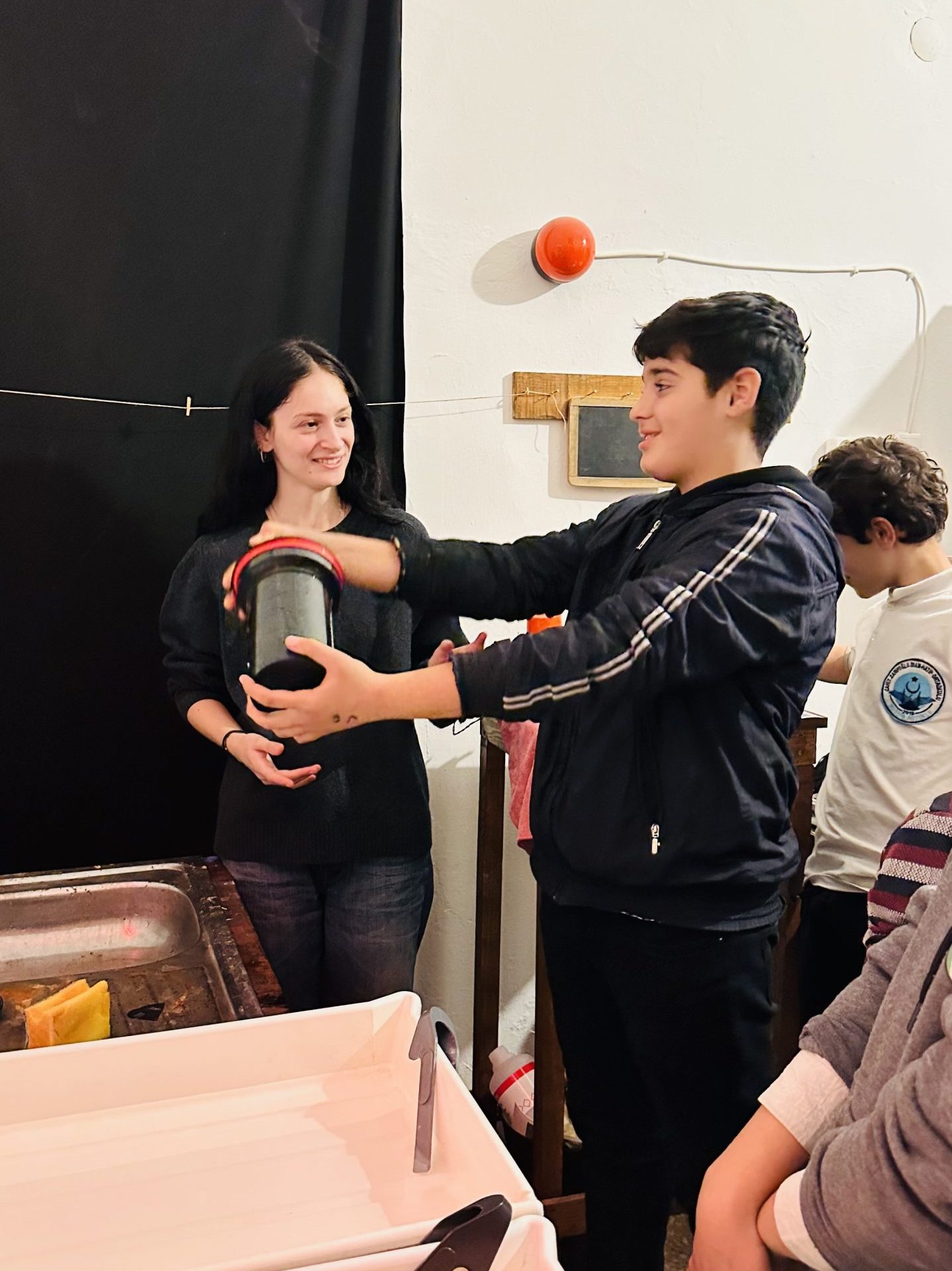 Children learning film developing ar Fotohane darkroom