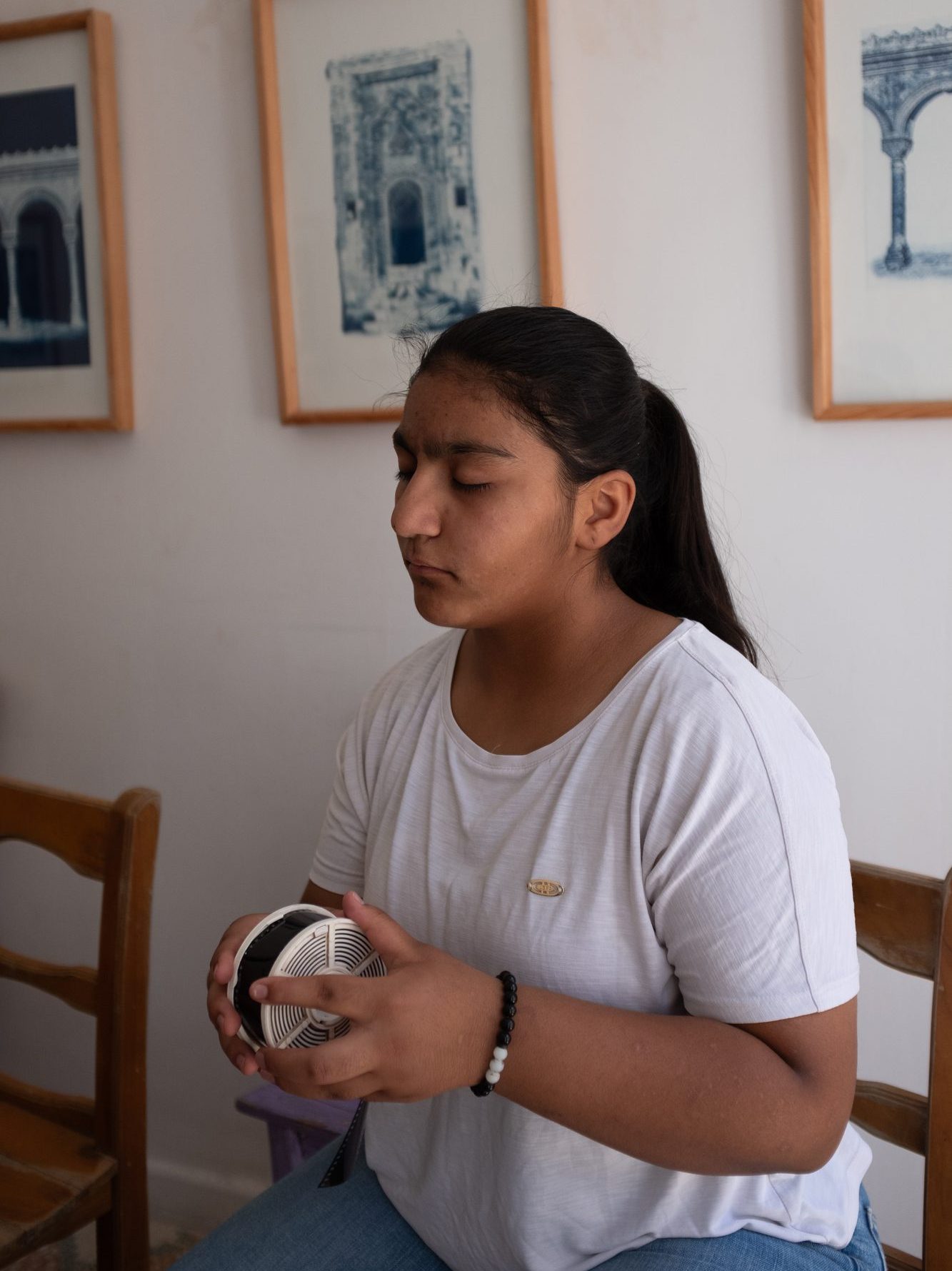 Children learning film developing ar Fotohane darkroom