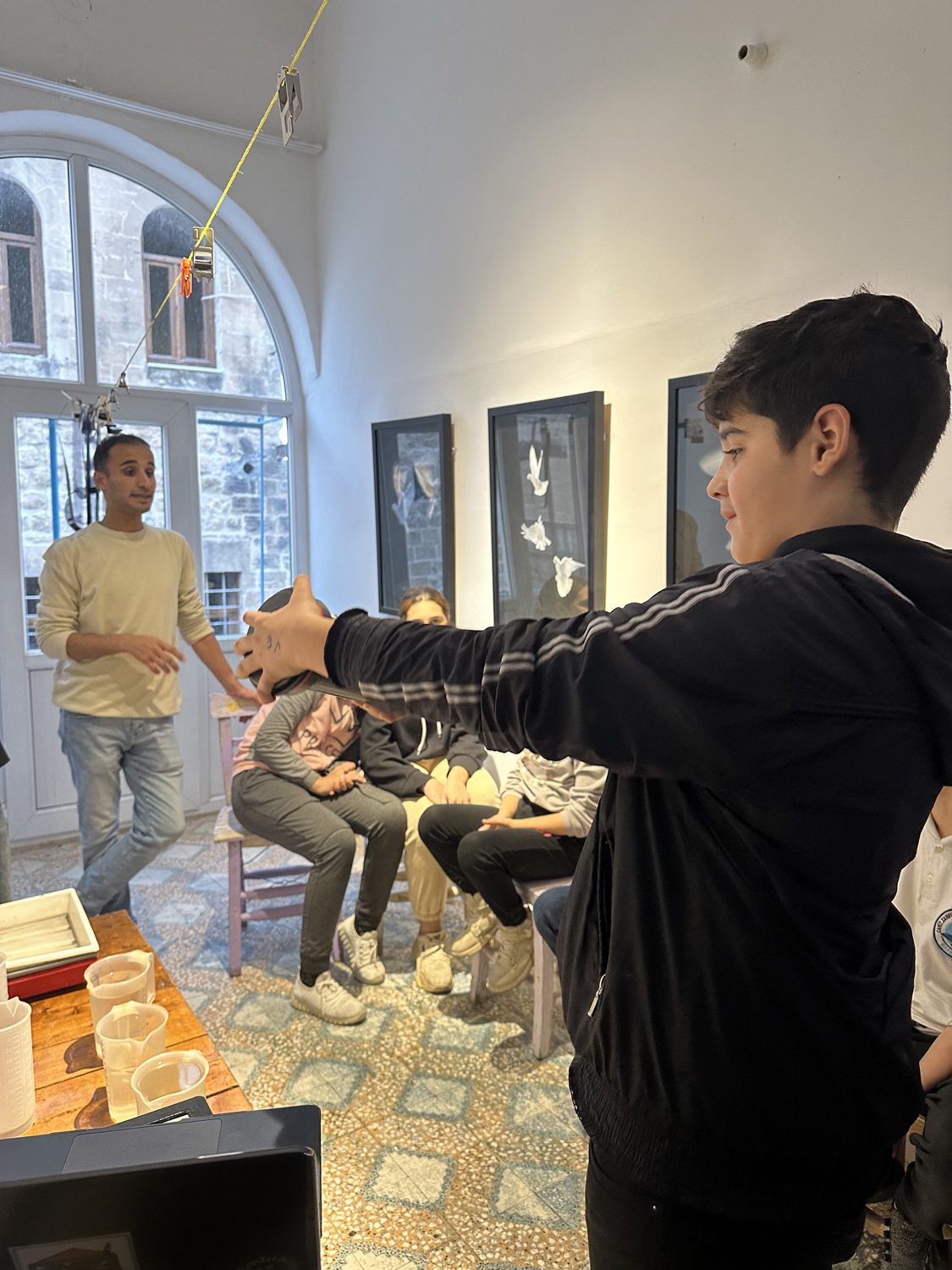 Children learning film developing ar Fotohane darkroom