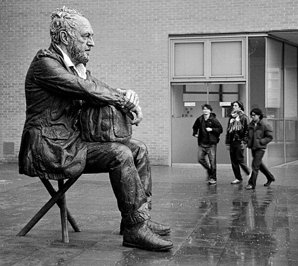 Steve Hutchings (CdL Creative) @stevehutch.bsky.social · 5d Seated figure by Sean Henry Kentmere 200 pushed one stop in 510 pyro #believeinfilm See the original here: flic.kr/p/2rZDbQd #photography