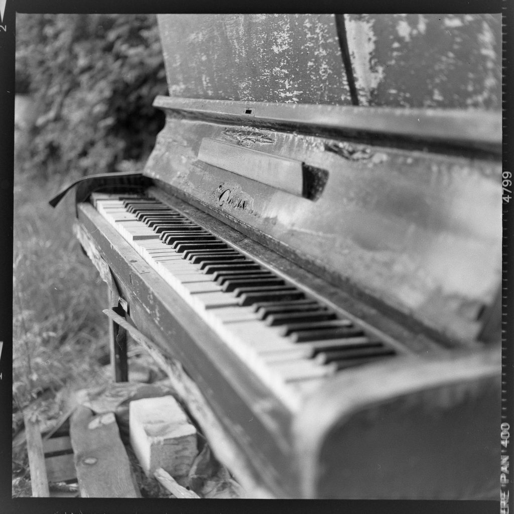 romain.analog•
Żarnów

A little out of tune. #rolleiflex #fridayfavourites #kentmerefilm #kentmere400 #ilfordfilm #6x6 #oldpiano #pianomusic #rolleiflext #vintageinspired